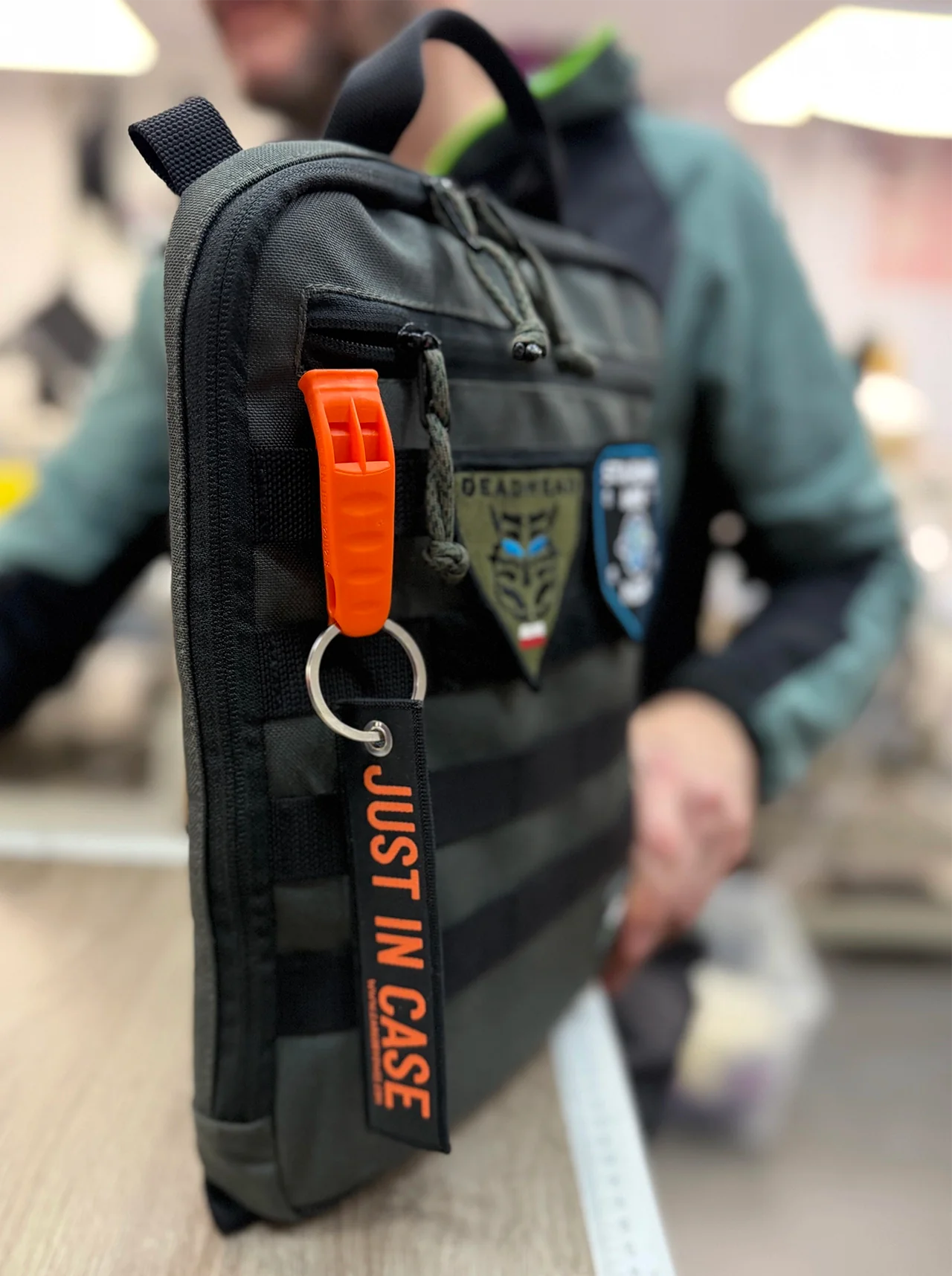 “JUST IN CASE” Schlüsselanhänger mit Notfallpfeife